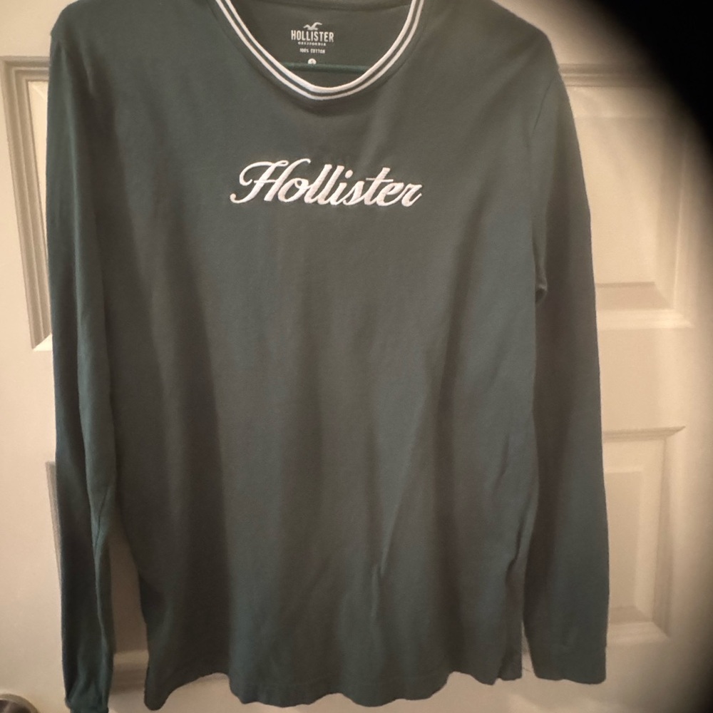 Hollister Dark Green Crew Neck Tee; youth, men’s small size. Excellent condition